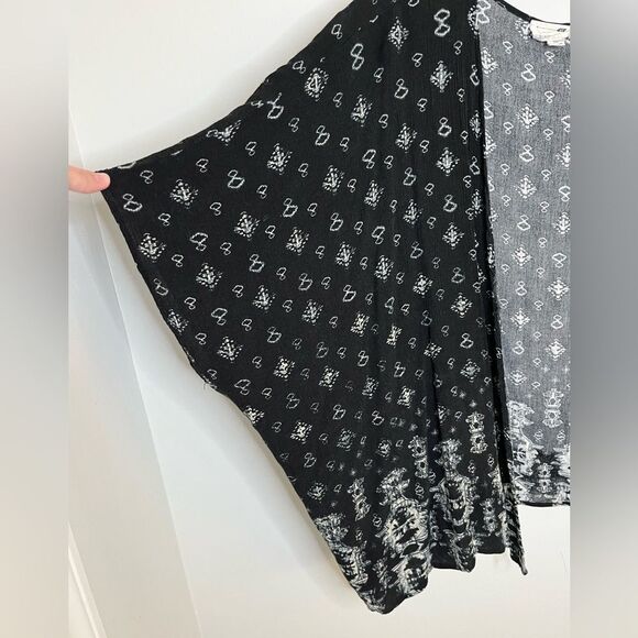 LA Hearts Black and White Patterned Coverup One Size - Picture 4 of 5